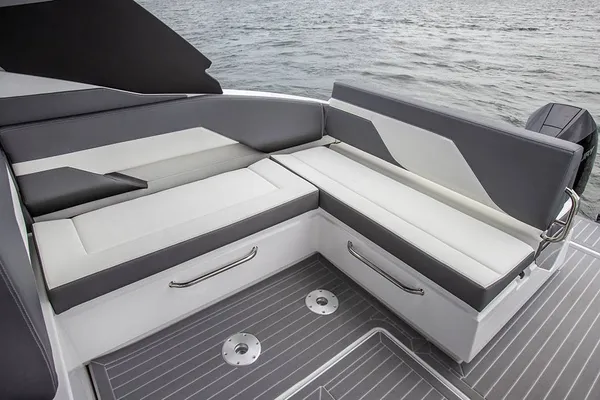 2026 Cruisers Yachts 34 GLS IO detail image 3