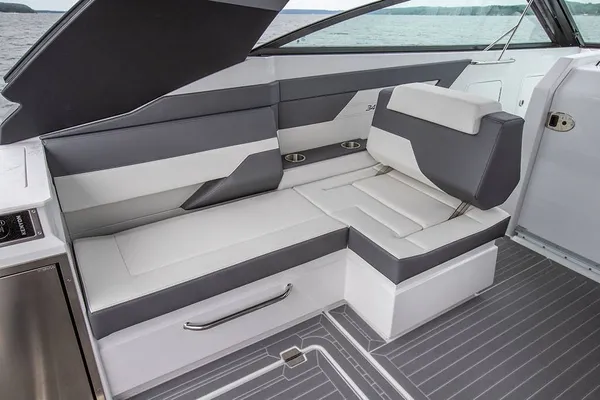 2026 Cruisers Yachts 34 GLS IO detail image 4