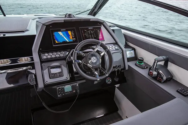 2026 Cruisers Yachts 34 GLS IO detail image 8