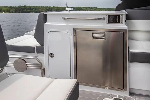 2026 Cruisers Yachts 34 GLS IO detail image 6