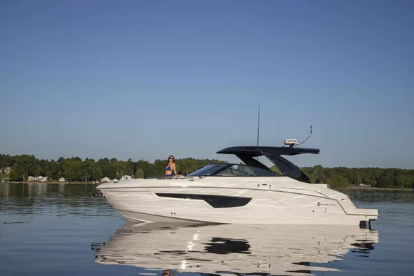 2026 Cruisers Yachts 34 GLS IO detail image 0