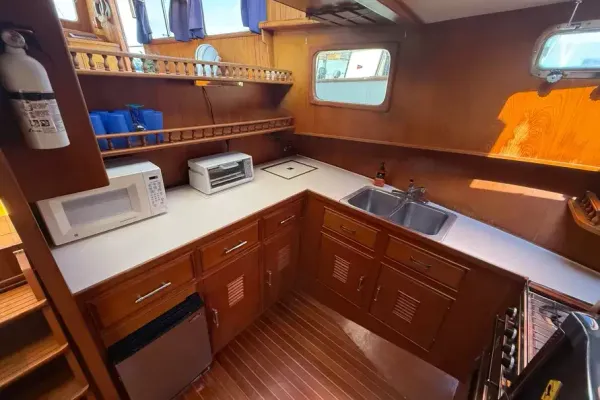 Marine Trader Tri-Cabin 1986-4