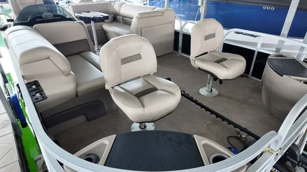 2022 Sun tracker Fishin' Barge 22 DLX-7