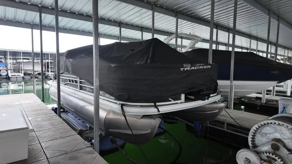 2022 Sun tracker Fishin' Barge 22 DLX-57