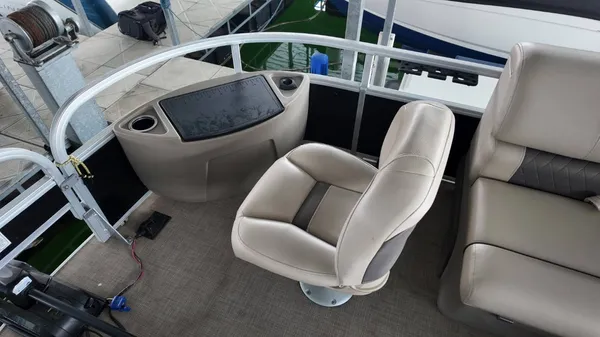 2022 Sun tracker Fishin' Barge 22 DLX-8