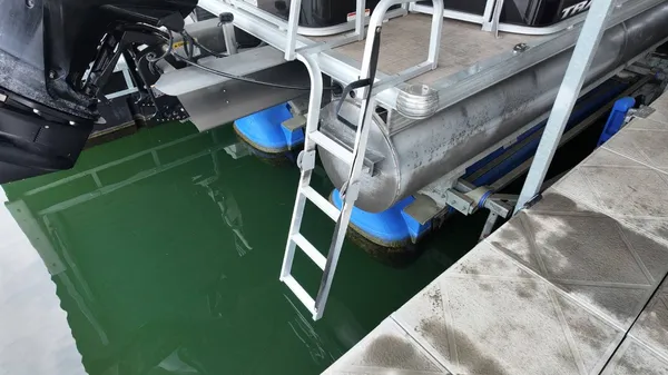 2022 Sun tracker Fishin' Barge 22 DLX-52