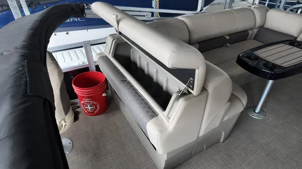 2022 Sun tracker Fishin' Barge 22 DLX-44