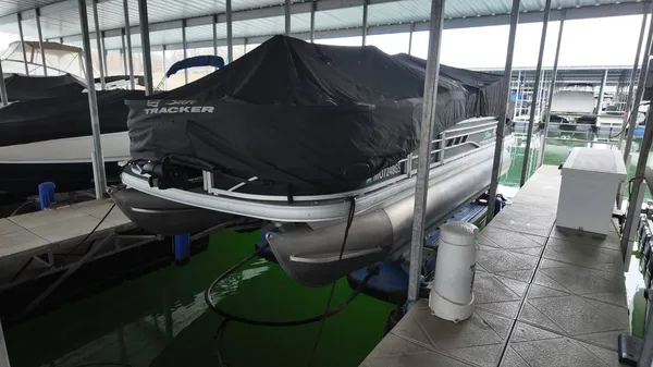 2022 Sun tracker Fishin' Barge 22 DLX-59