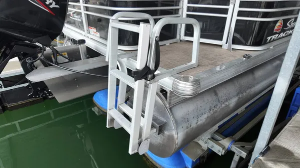 2022 Sun tracker Fishin' Barge 22 DLX-51