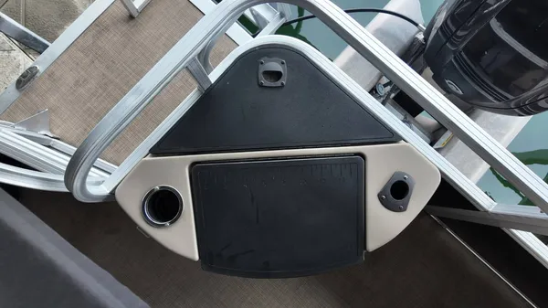 2022 Sun tracker Fishin' Barge 22 DLX-50