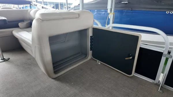 2022 Sun tracker Fishin' Barge 22 DLX-36