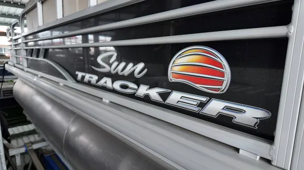2022 Sun tracker Fishin' Barge 22 DLX-2