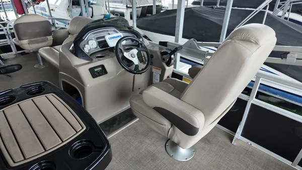 2022 Sun tracker Fishin' Barge 22 DLX-22