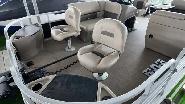 2022 Sun tracker Fishin' Barge 22 DLX-9