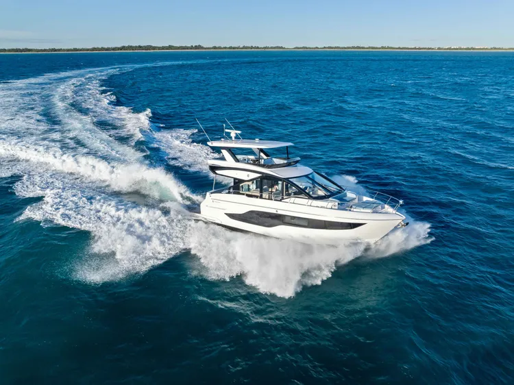 2027 Cruisers Yachts 50 FLY0