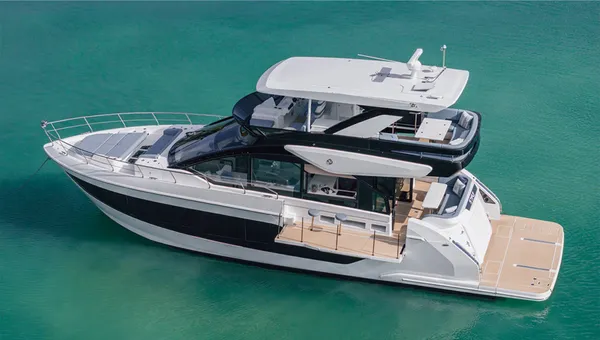 2027 Cruisers Yachts 57 FLY detail image 4