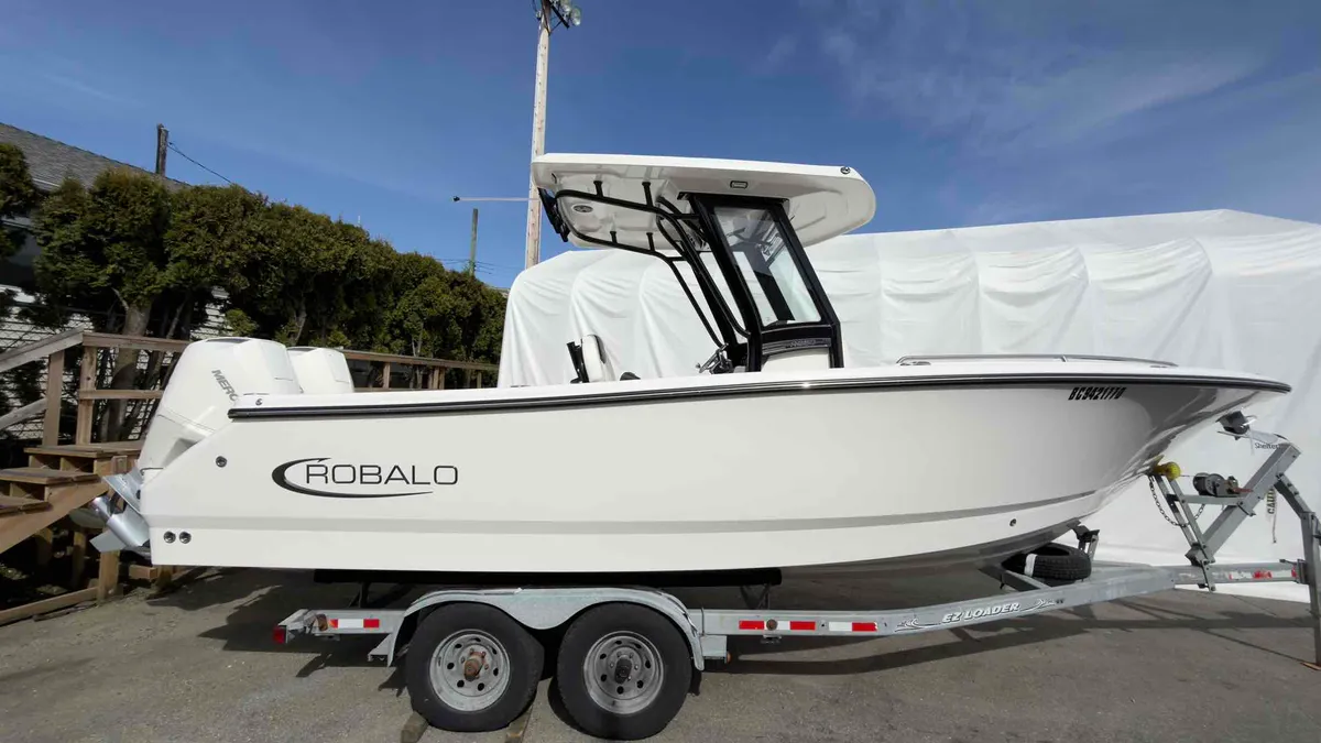 2025 Robalo R250-4