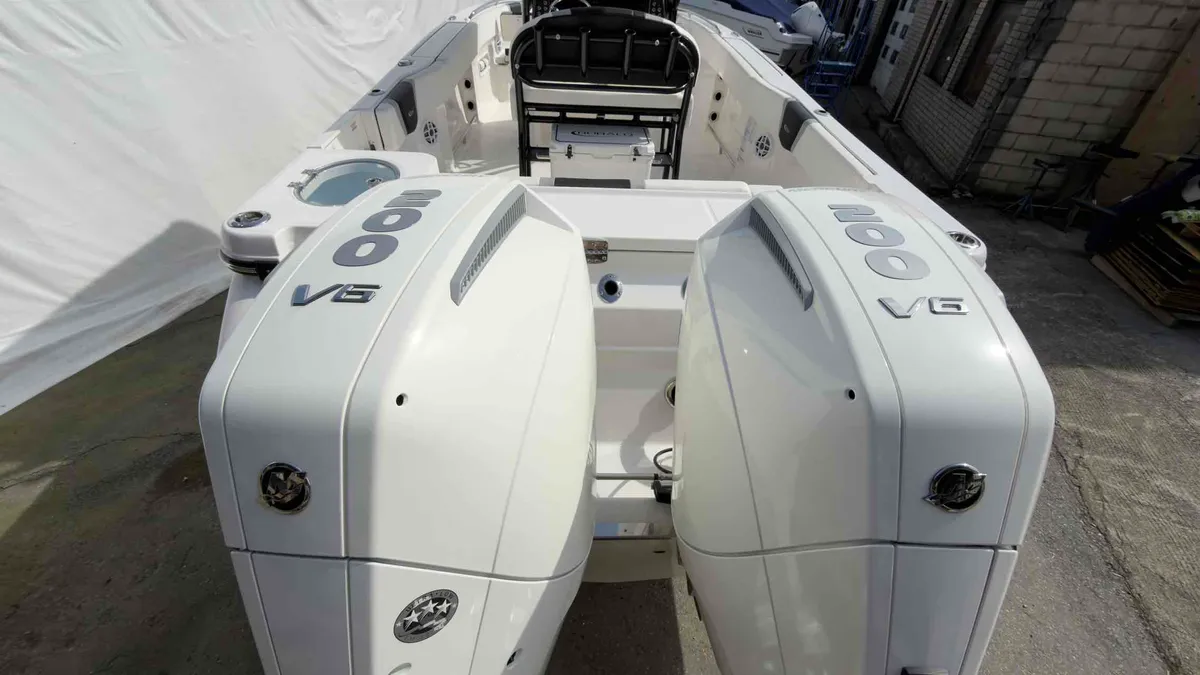 2025 Robalo R250-7