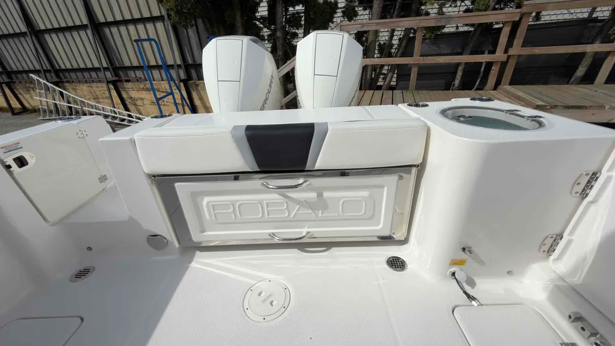 2025 Robalo R250-12