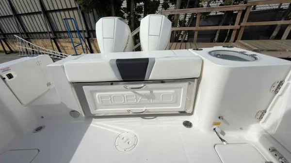 2025 Robalo R250-12