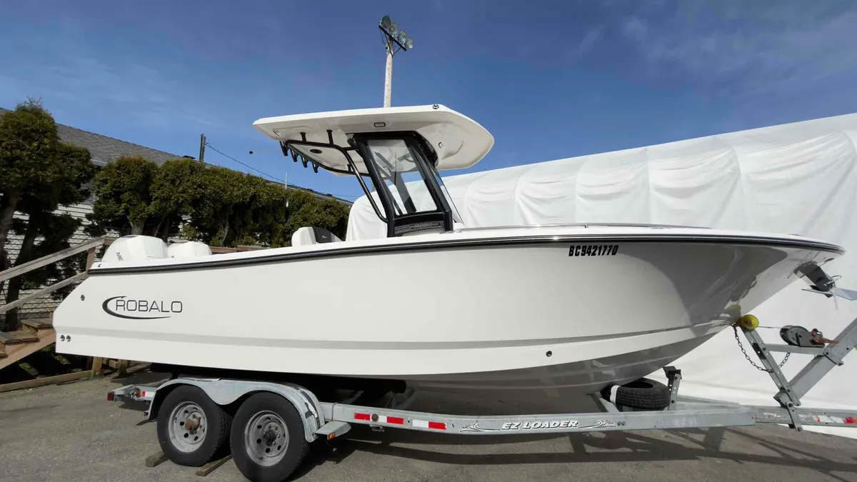2025 Robalo R250-23