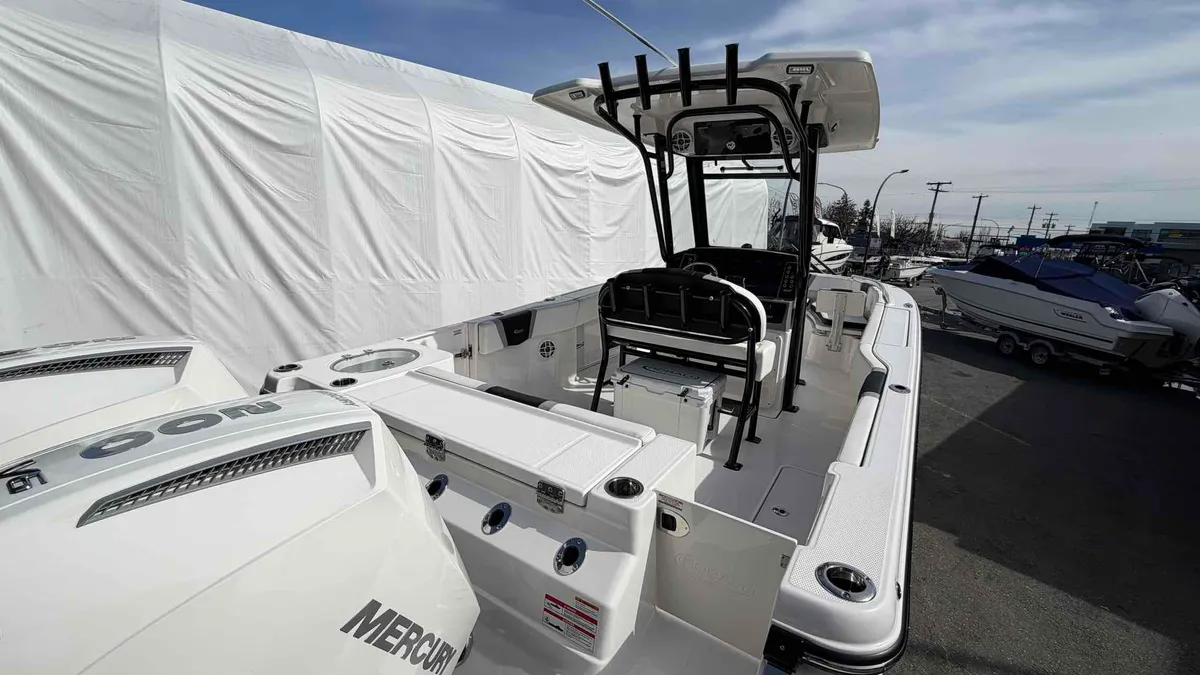 2025 Robalo R250-28