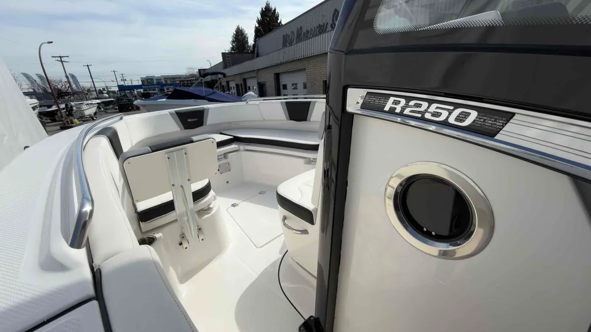 2025 Robalo R250-34