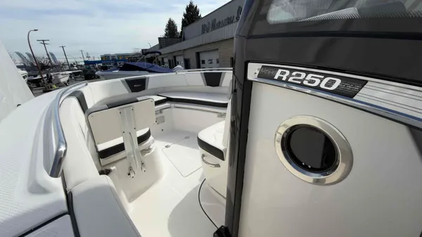2025 Robalo R250-34