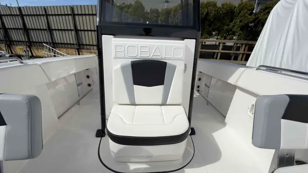 2025 Robalo R250-40