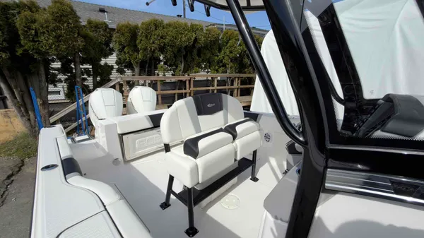 2025 Robalo R250-43