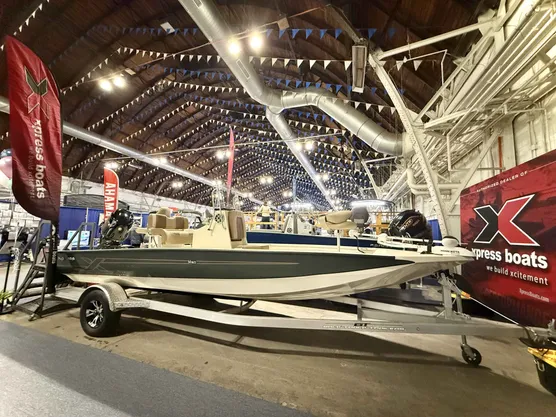 2025 Xpress Boats Hyper-Lift Bay