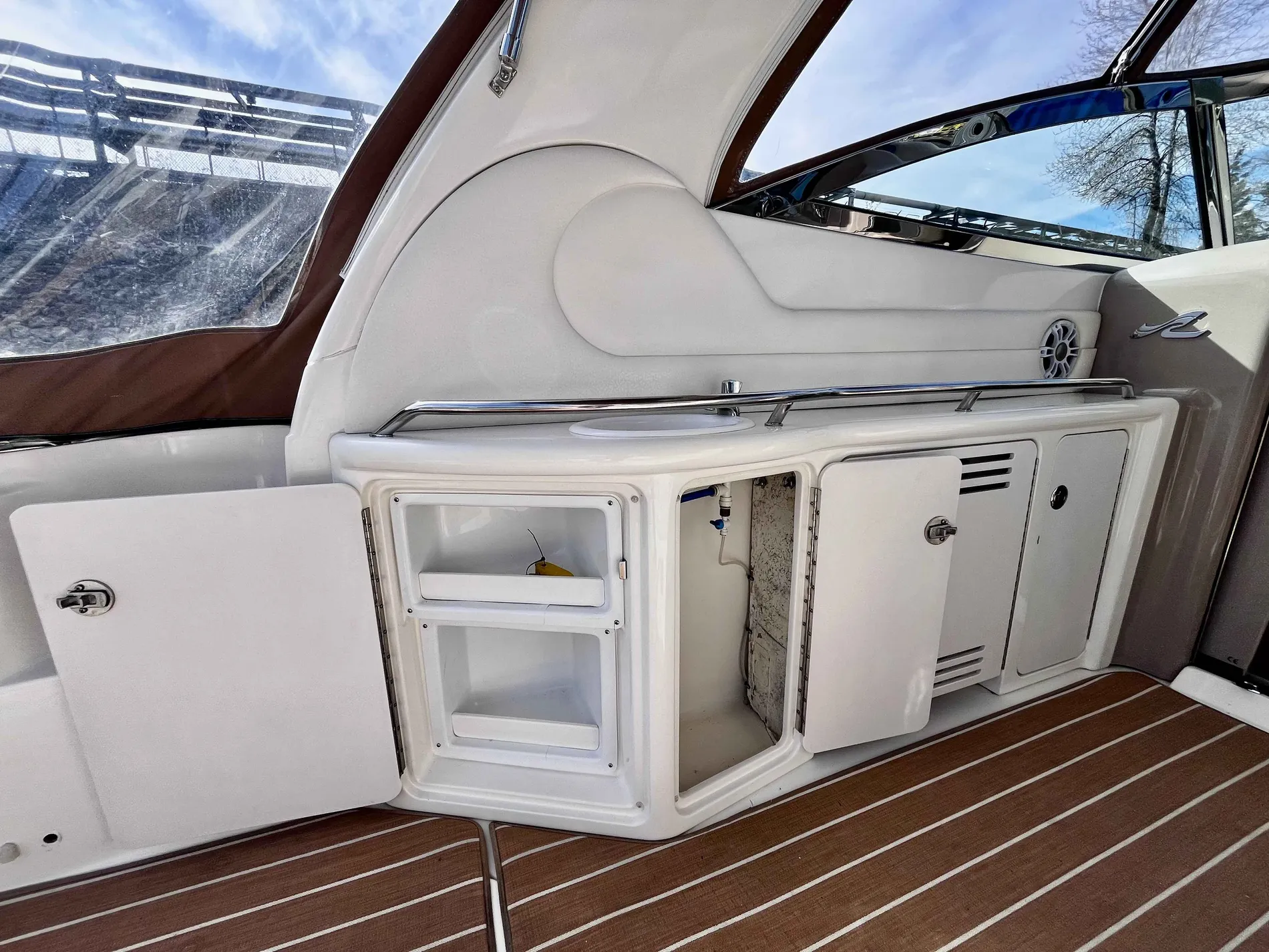 Pre-Owned 2000 Sea ray Sundancer 380 for Sale | Vancouver, BC | M&P Yacht Centre | 63640e094b86ba9ee3014ed6