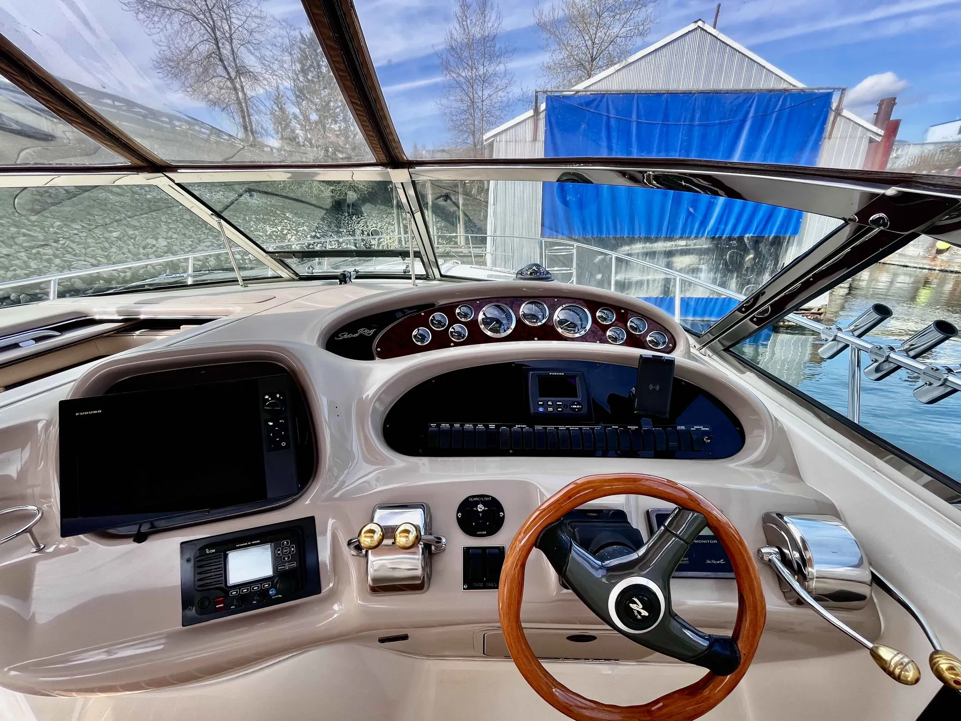 Pre-Owned 2000 Sea ray Sundancer 380 for Sale | Vancouver, BC | M&P Yacht Centre | 63640e094b86ba9ee3014ed6