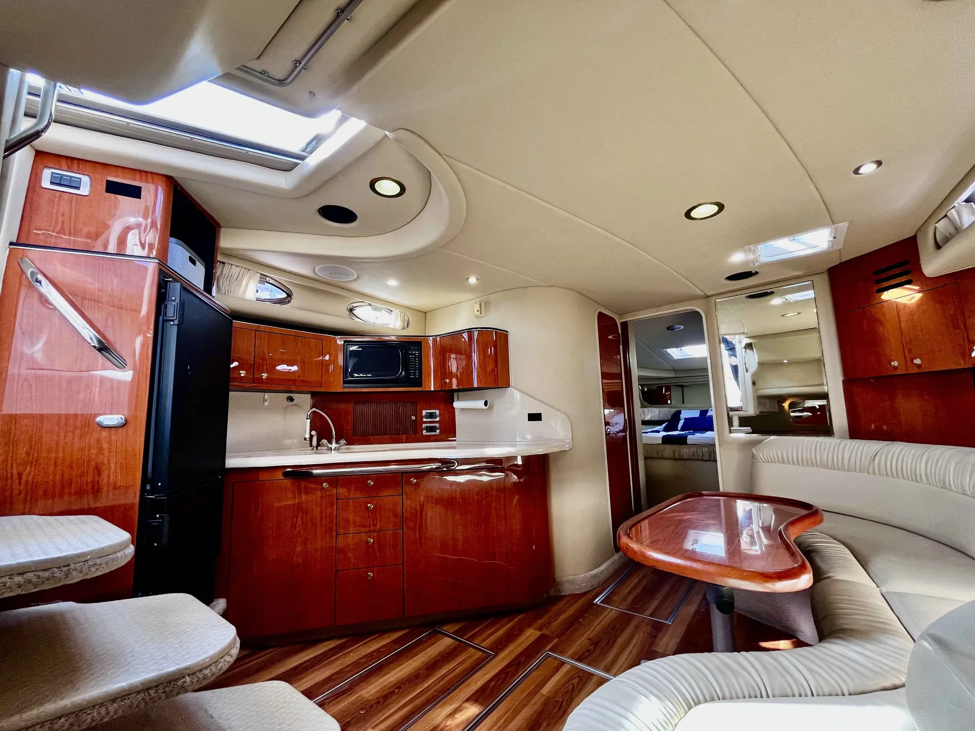 Pre-Owned 2000 Sea ray Sundancer 380 for Sale | Vancouver, BC | M&P Yacht Centre | 63640e094b86ba9ee3014ed6