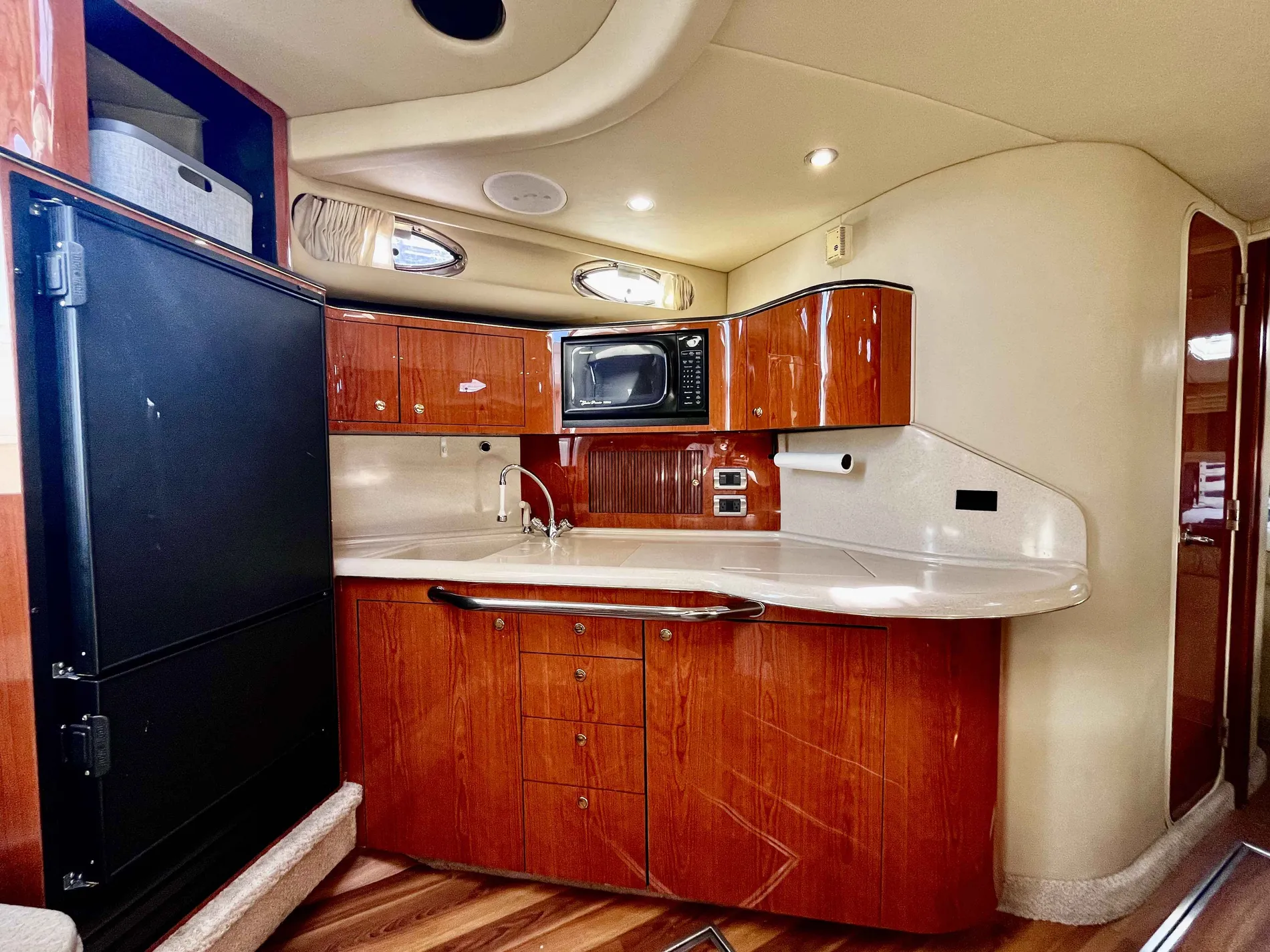 Pre-Owned 2000 Sea ray Sundancer 380 for Sale | Vancouver, BC | M&P Yacht Centre | 63640e094b86ba9ee3014ed6