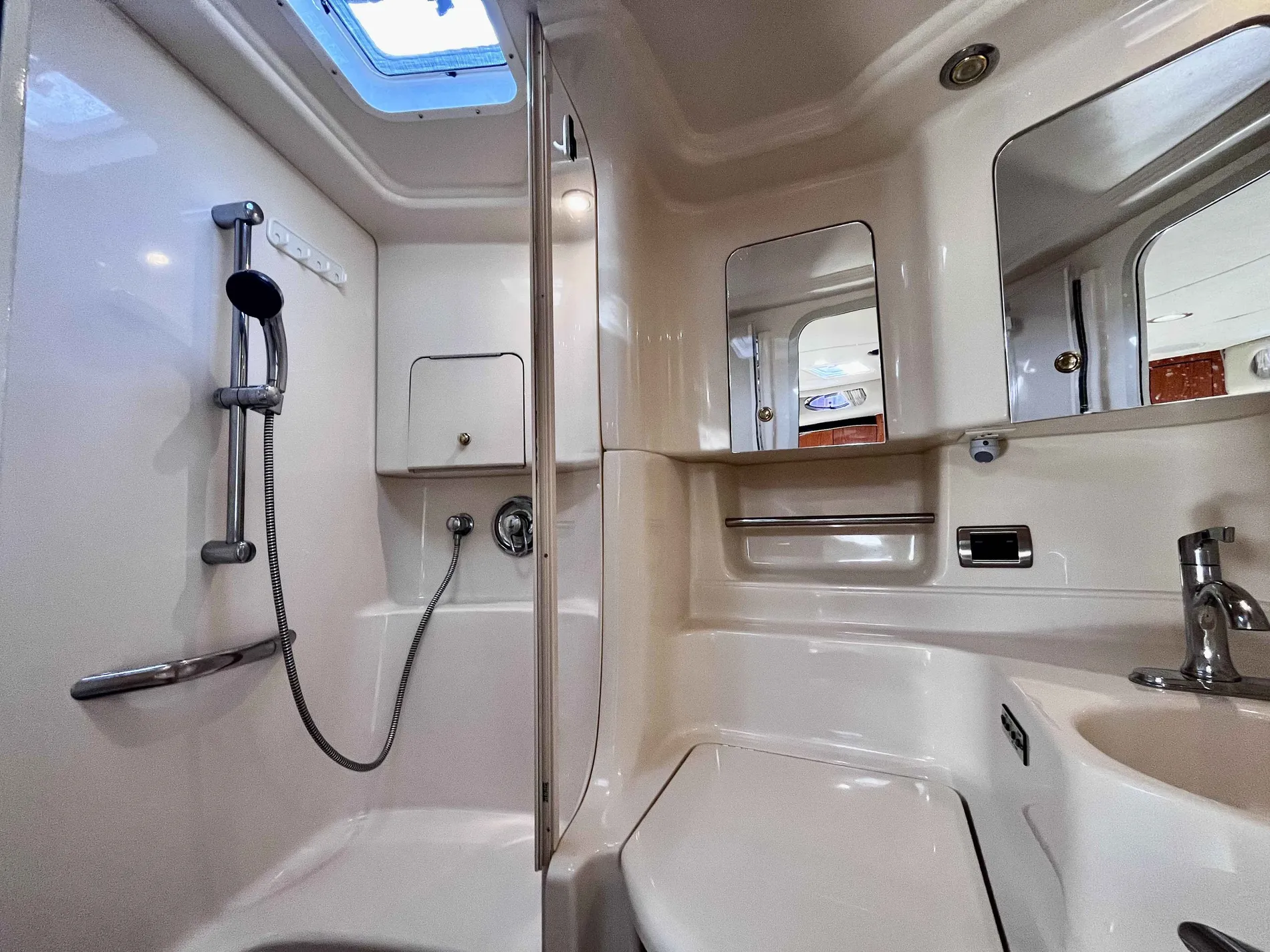 Pre-Owned 2000 Sea ray Sundancer 380 for Sale | Vancouver, BC | M&P Yacht Centre | 63640e094b86ba9ee3014ed6