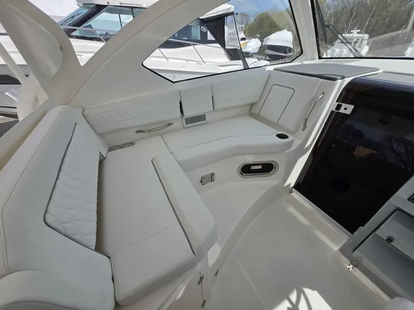 2026 Pursuit OS 355 detail image 8