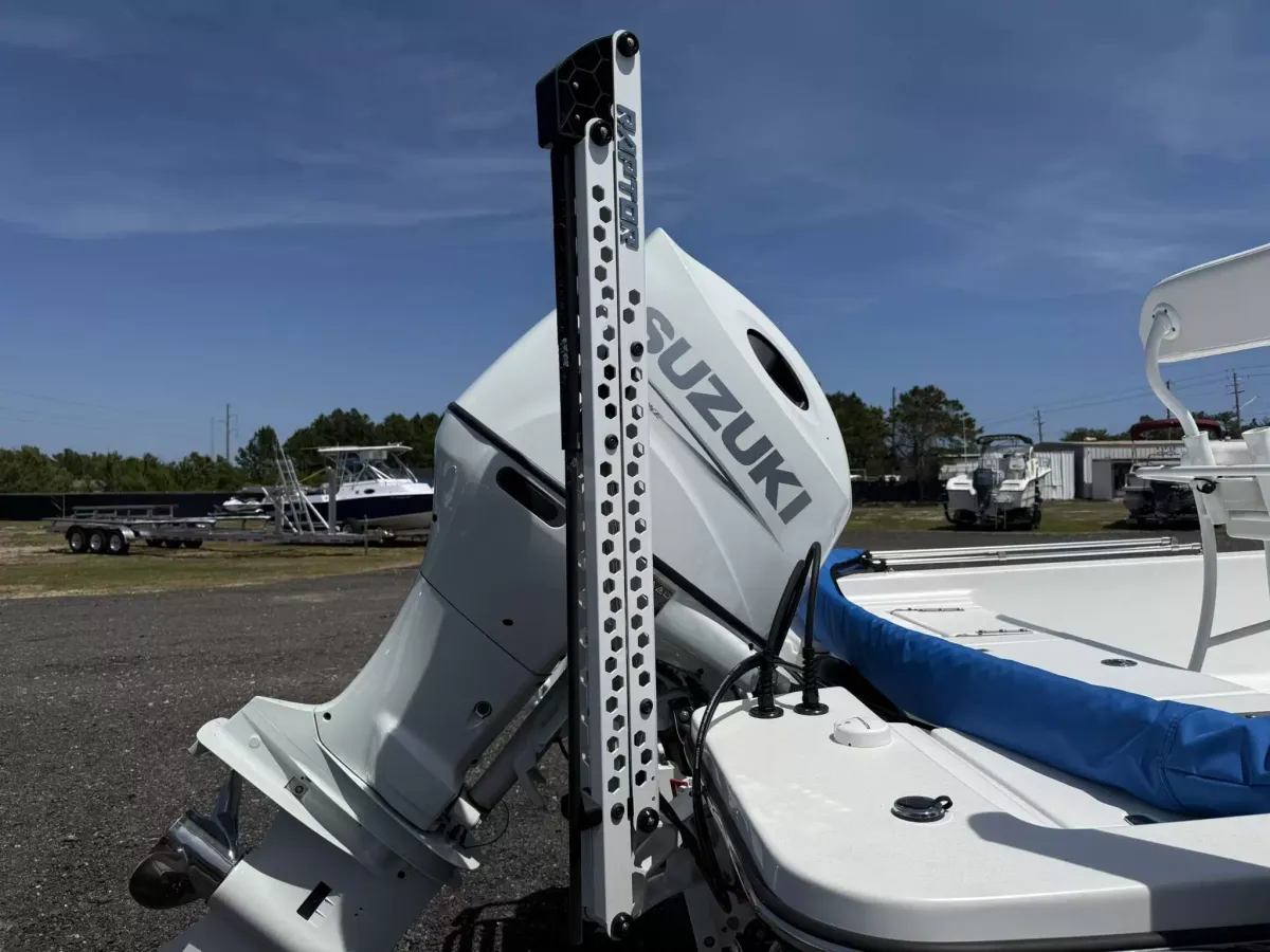 2023 Blazer bay FISHERMAN 2220