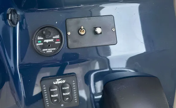 2017 Pursuit OS 355 detail image 10