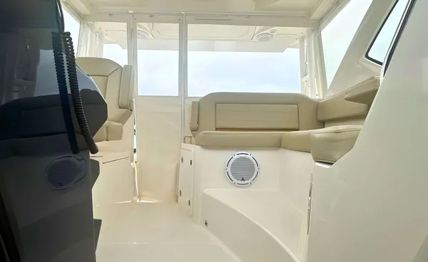 2017 Pursuit OS 355 detail image 18