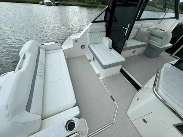 2027 Regal 36 XO detail image 10