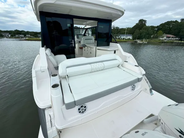 2027 Regal 36 XO detail image 13
