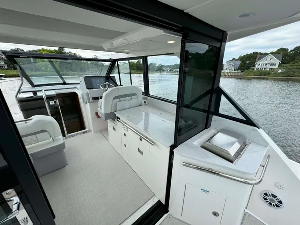 2027 Regal 36 XO detail image 15