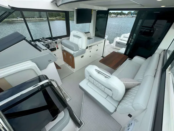 2027 Regal 36 XO detail image 37