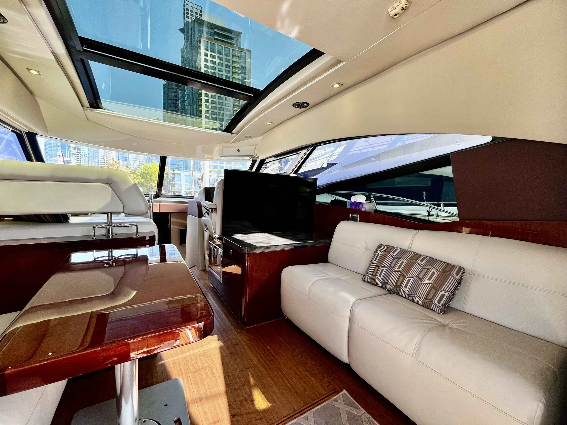Pre-Owned 2015 Sea ray 470 Sundancer for Sale | Vancouver, BC | M&P Yacht Centre | 69effbcb3127753a4002e465