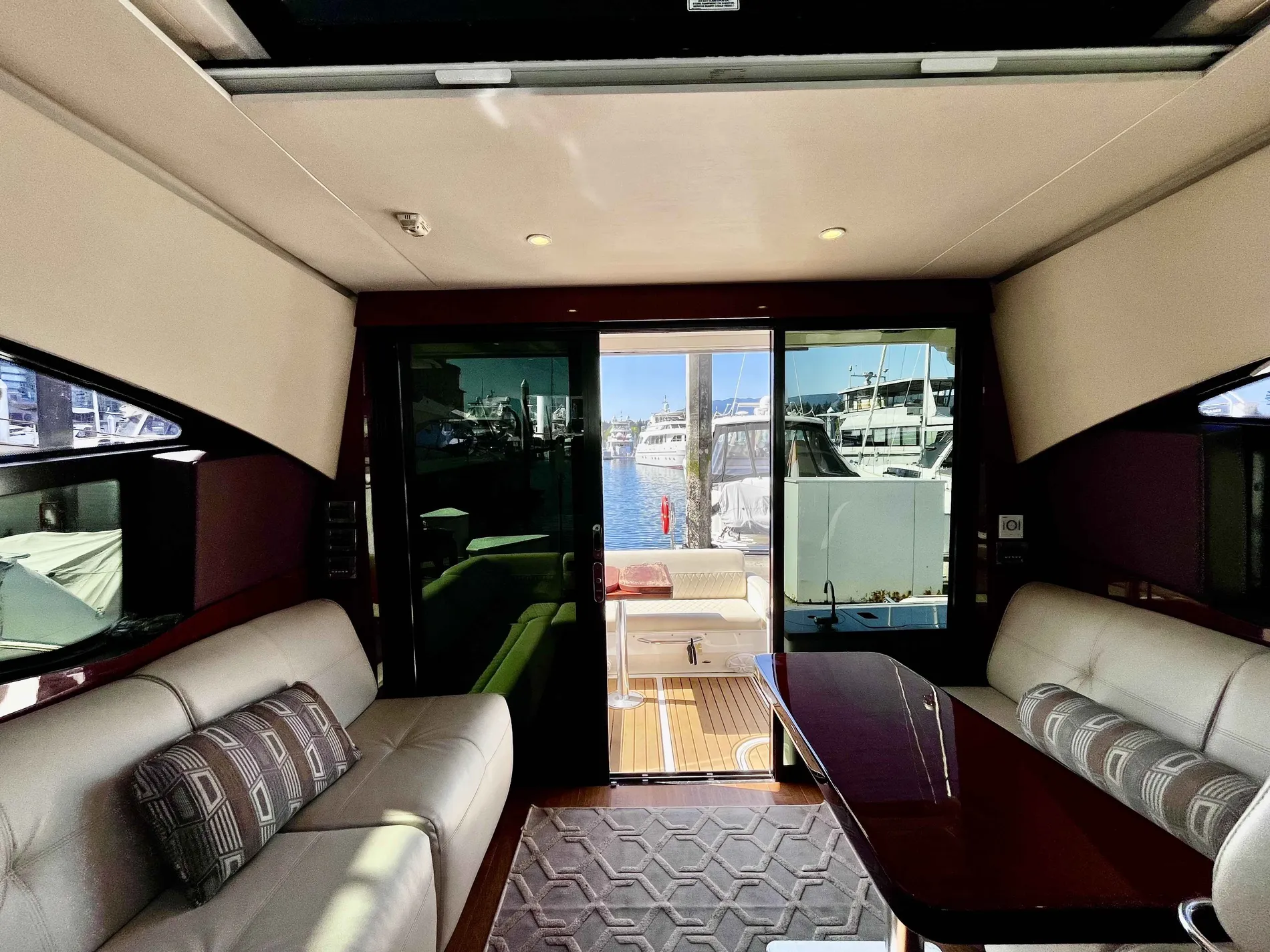 Pre-Owned 2015 Sea ray 470 Sundancer for Sale | Vancouver, BC | M&P Yacht Centre | 69effbcb3127753a4002e465