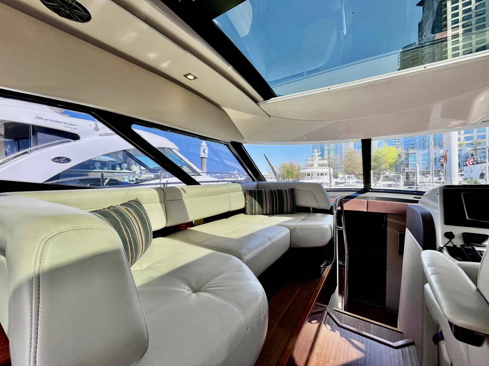 Pre-Owned 2015 Sea ray 470 Sundancer for Sale | Vancouver, BC | M&P Yacht Centre | 69effbcb3127753a4002e465