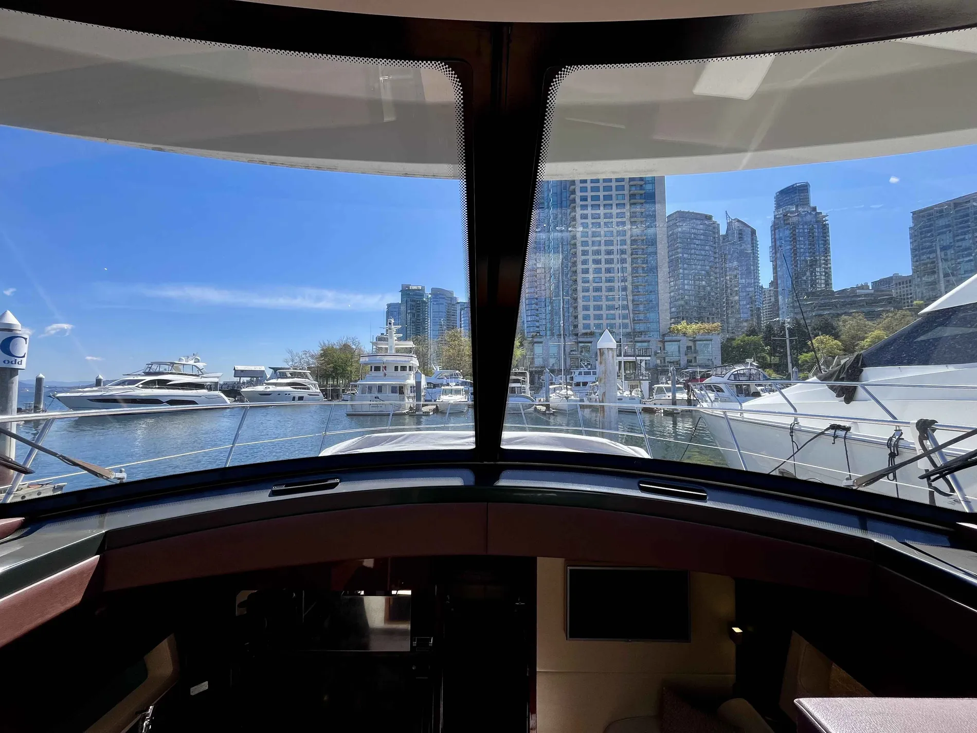 Pre-Owned 2015 Sea ray 470 Sundancer for Sale | Vancouver, BC | M&P Yacht Centre | 69effbcb3127753a4002e465