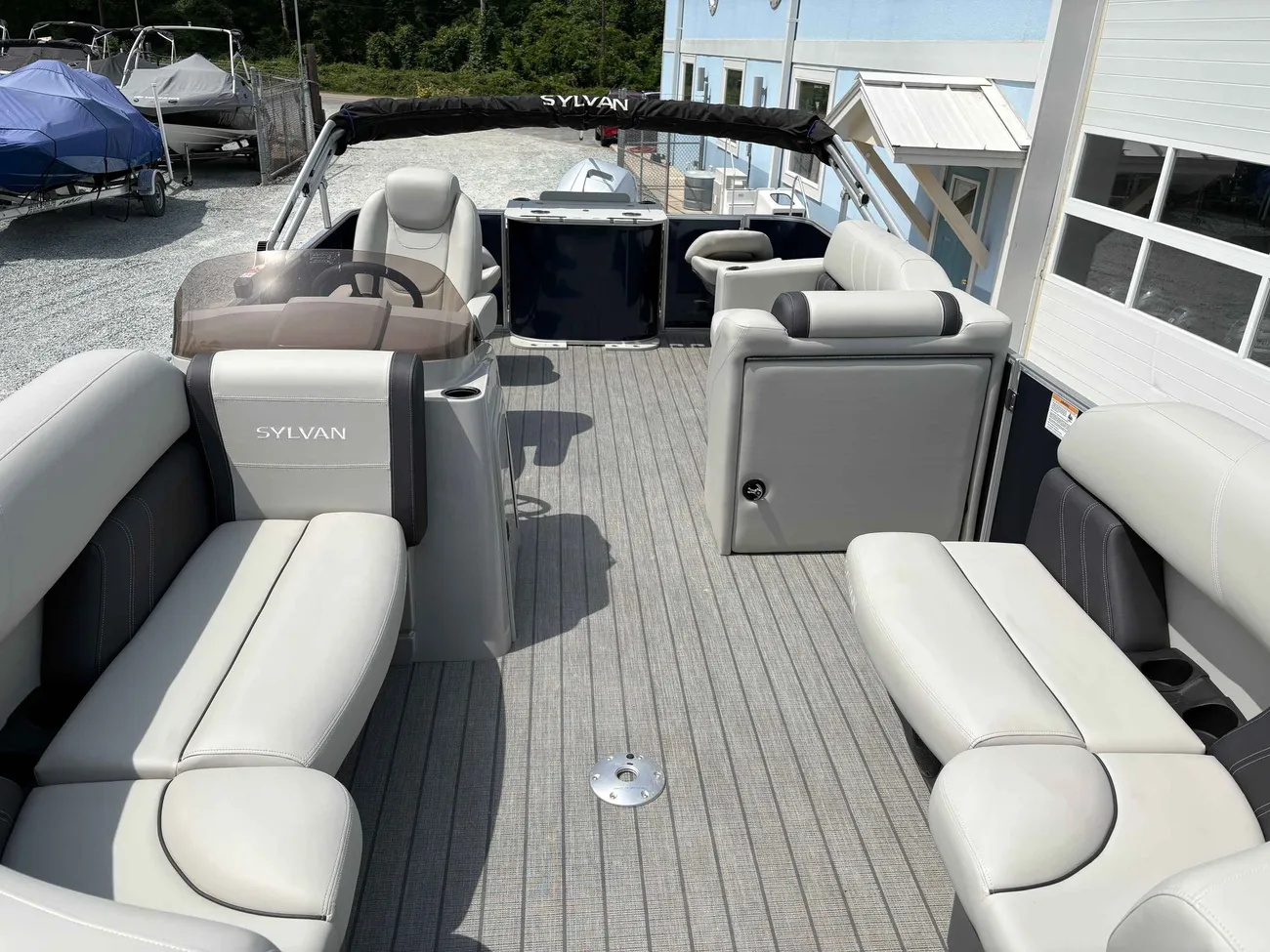 2026 Sylvan Mirage 8520 Party Fish-3
