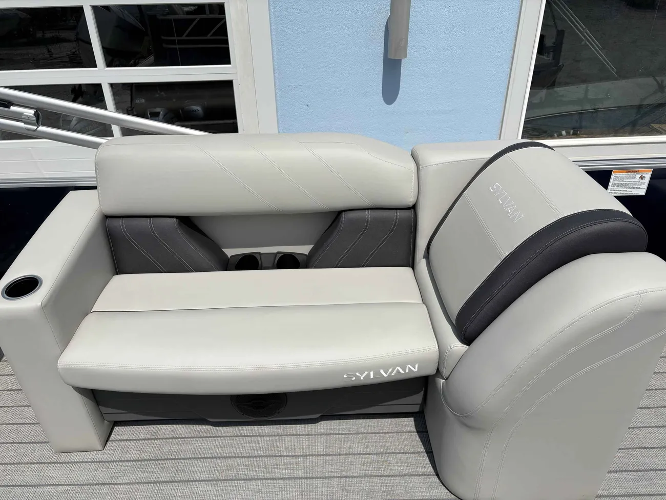2026 Sylvan Mirage 8520 Party Fish-10